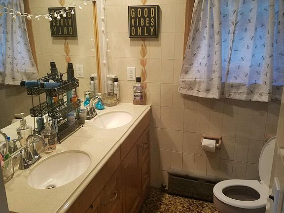 3rd image of 105 Campbell Ave #1