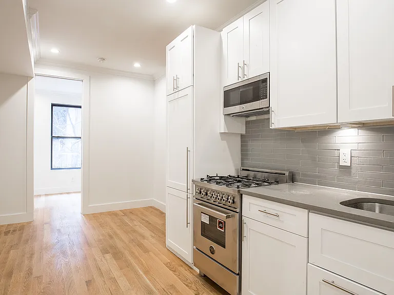 234 E 24th St #4RW — Photo 1