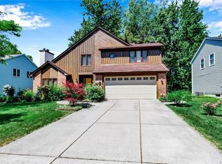 34 Silver Thorne Dr, Williamsville, NY 14221