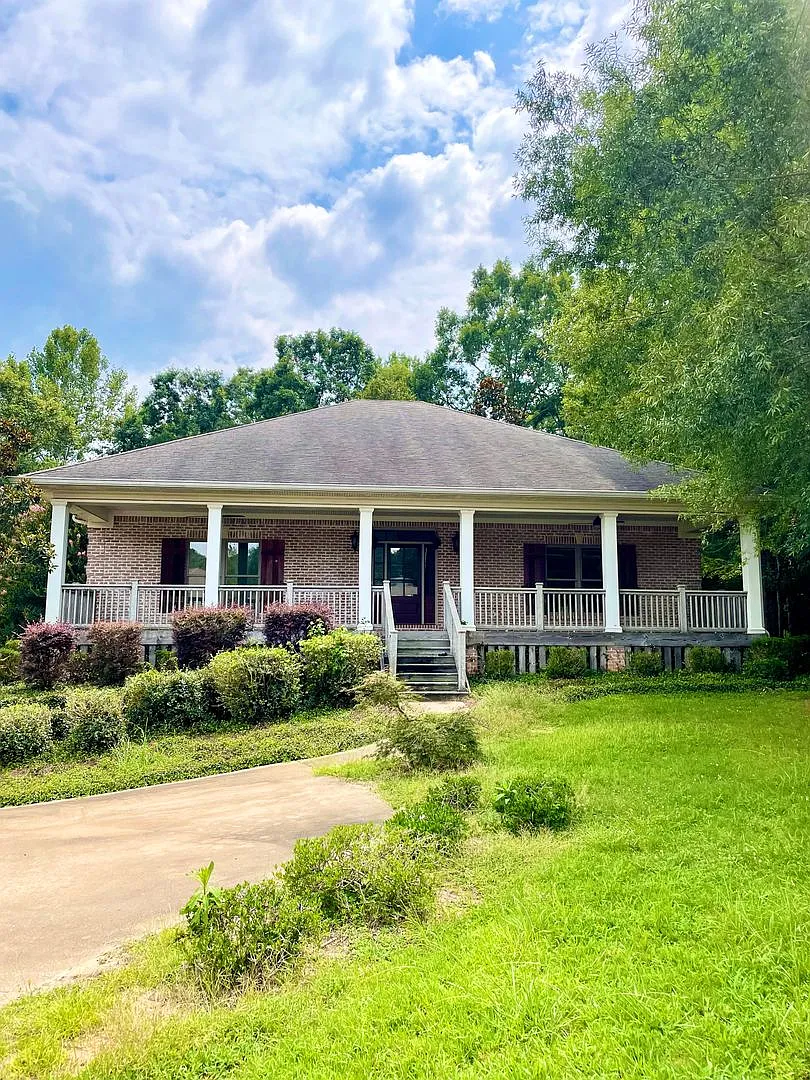 Beautiful Home Available in Grove Hill! — Photo 1