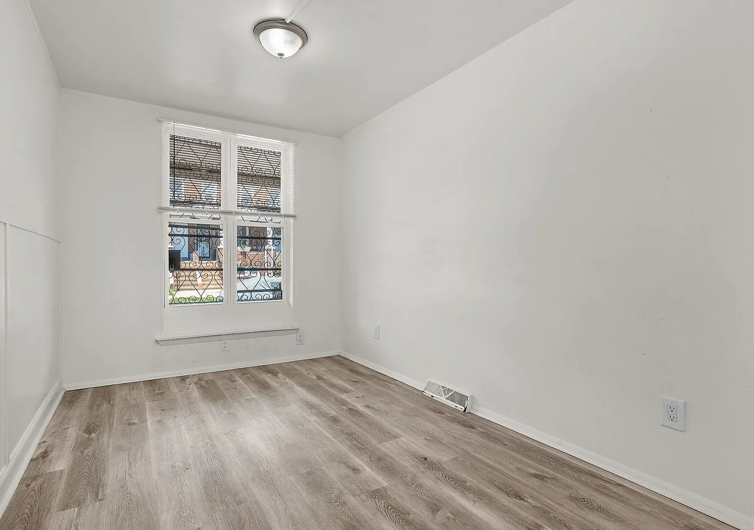Lovely 3 Bedroom 2 Bathroom Rowhome for Rent — Photo 4