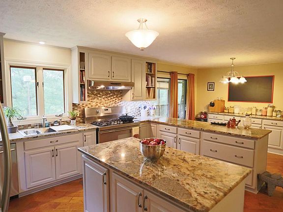 4th image of 127 Bluebird Hill Ln