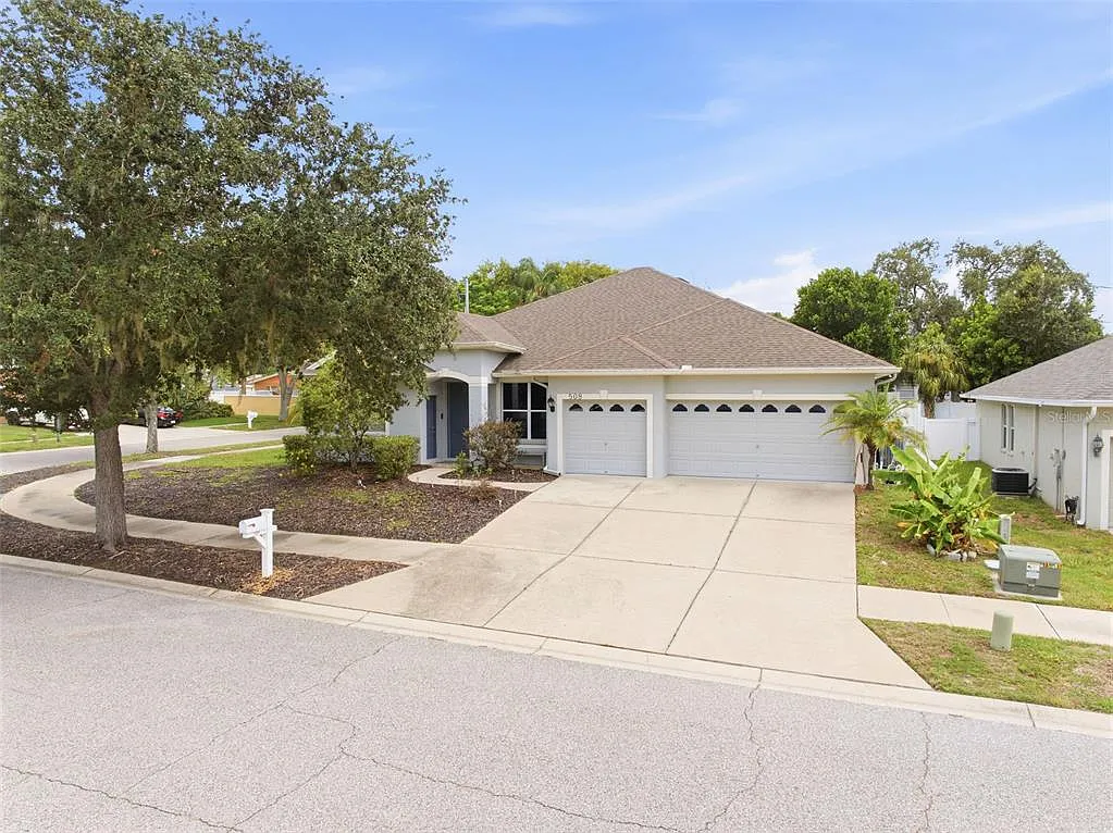 4 bed, 3.0 bath, 2404 sqft, $3,200 — Photo 2