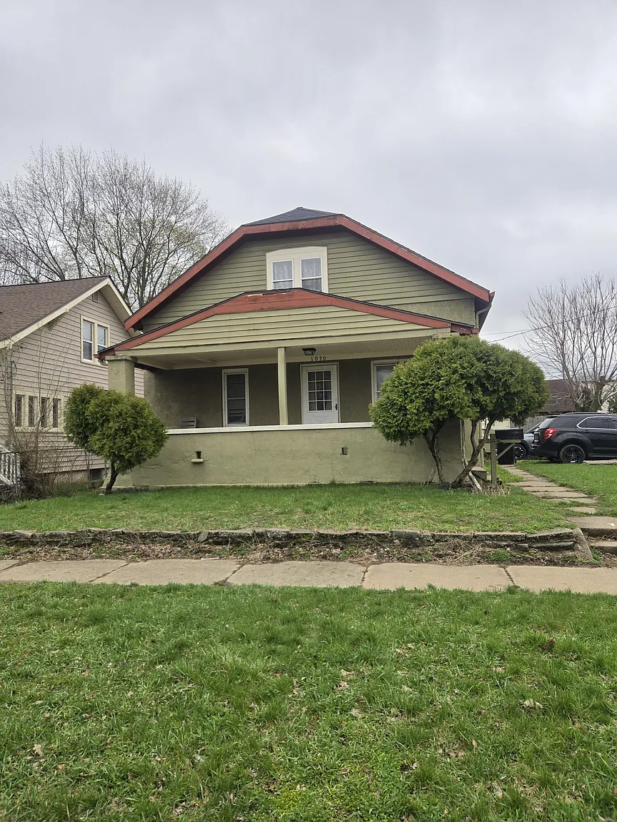1070 Rathbone St SW photo 1