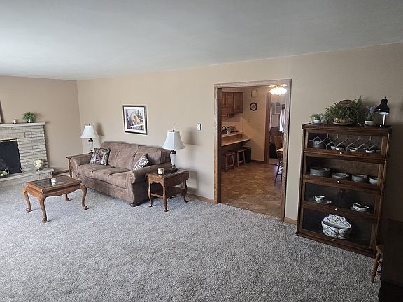 4th image of 608 S Main St