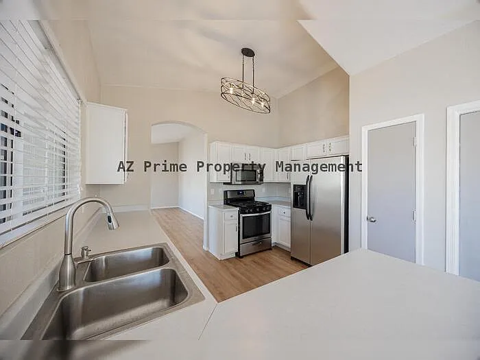 1710 E Oakland St — Photo 11