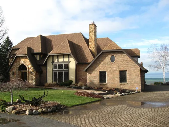 100 Fox Hollow Ln, Erie, PA 16511