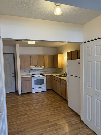 2 bed, 880 sqft, $950 — Photo 2