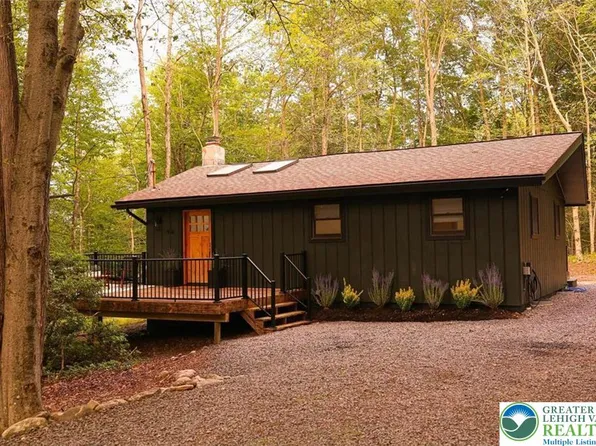 54 Mountainside Dr, Gouldsboro, PA 18424