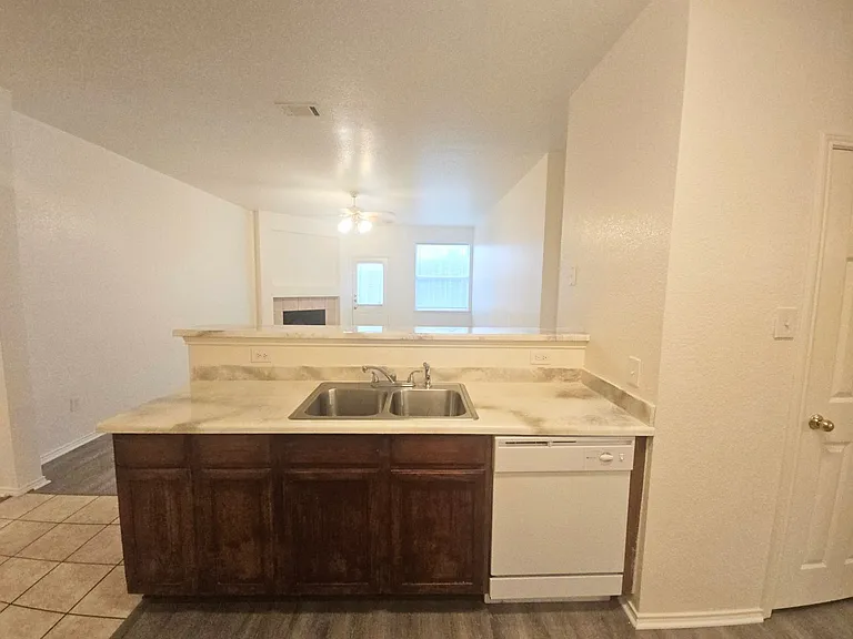 816 Dunkirk Ln — Photo 7