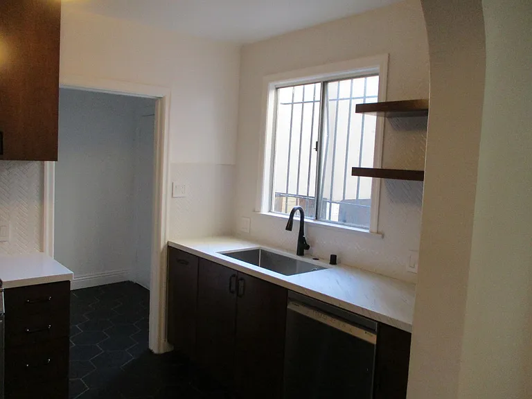 1086 88 Redondo Boulevard 5265 Edgewood Pl — Photo 11
