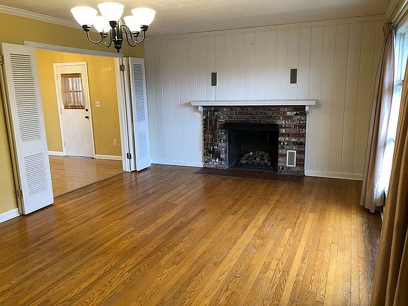 2nd image of 2100 Montrose Ave