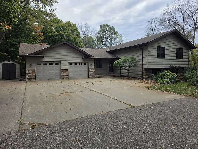 4110 Juneau Ln N — Photo 1