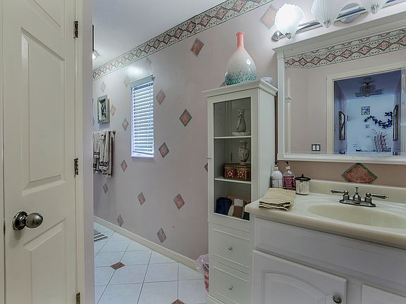 4th image of 5609 SW 14th Pl