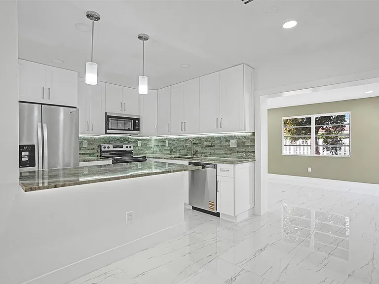 1437 SW 1st Ave — Photo 5