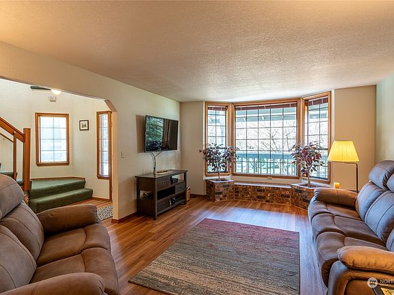 Front entry hallway with lots of windows looking to front porch. Living room with fabulous grid windows and seating area.>