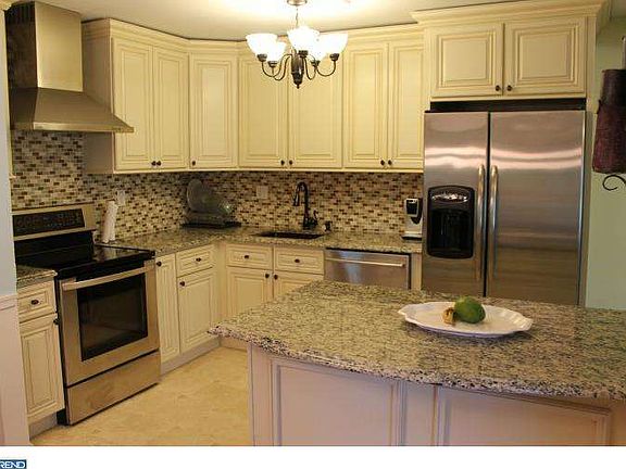 3rd image of 411 Chesterfield Dr