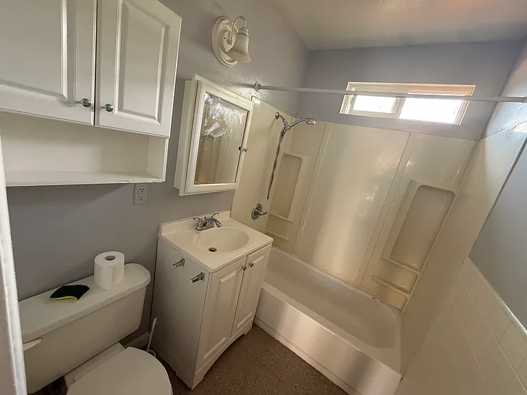 147 N Victoria Ave — Photo 30