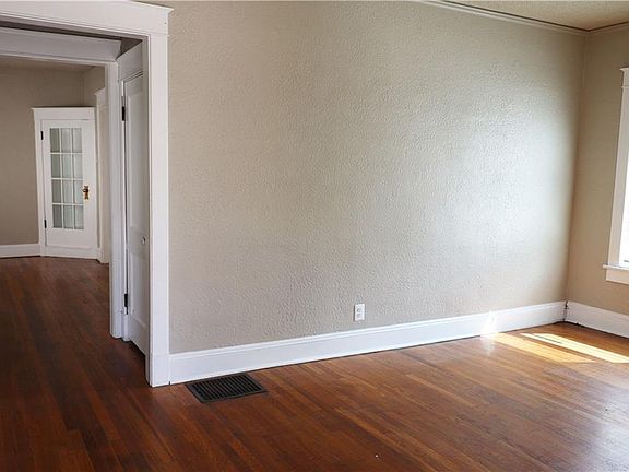 4th image of 117 Chelsea Ave