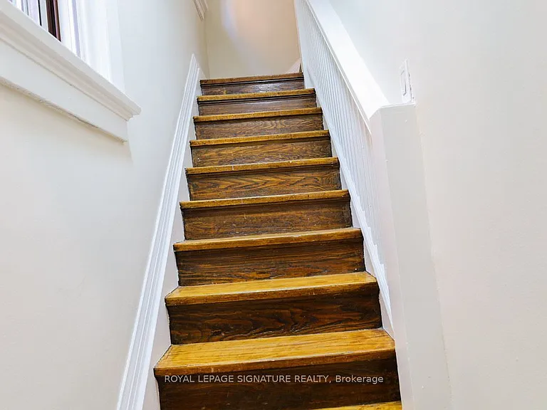 111 Northcliffe Blvd #ALL INCLUSIVE UPPER — Photo 16