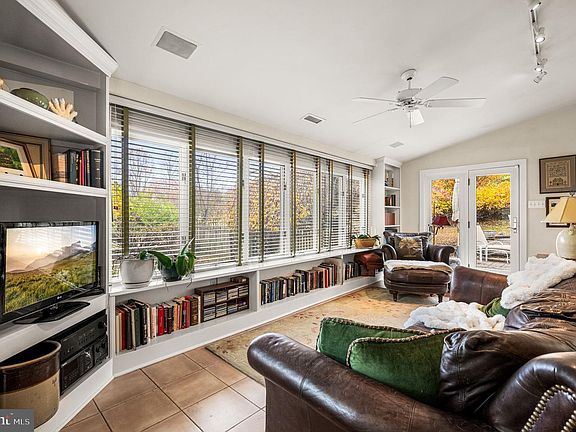 3rd image of 1033 Lenape Rd