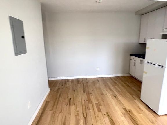 5th image of 215 E Broadway #5DD