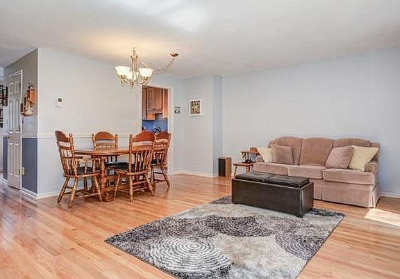 5th image of 30 Country Hill Ln