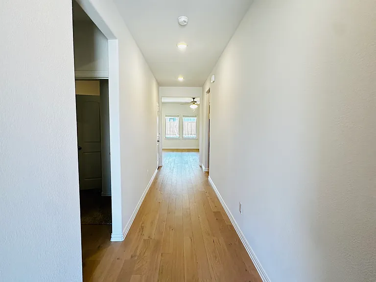 1708 Blackbird Ln — Photo 2