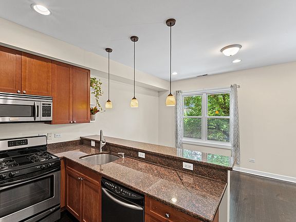 5th image of 1900 W Byron St #2
