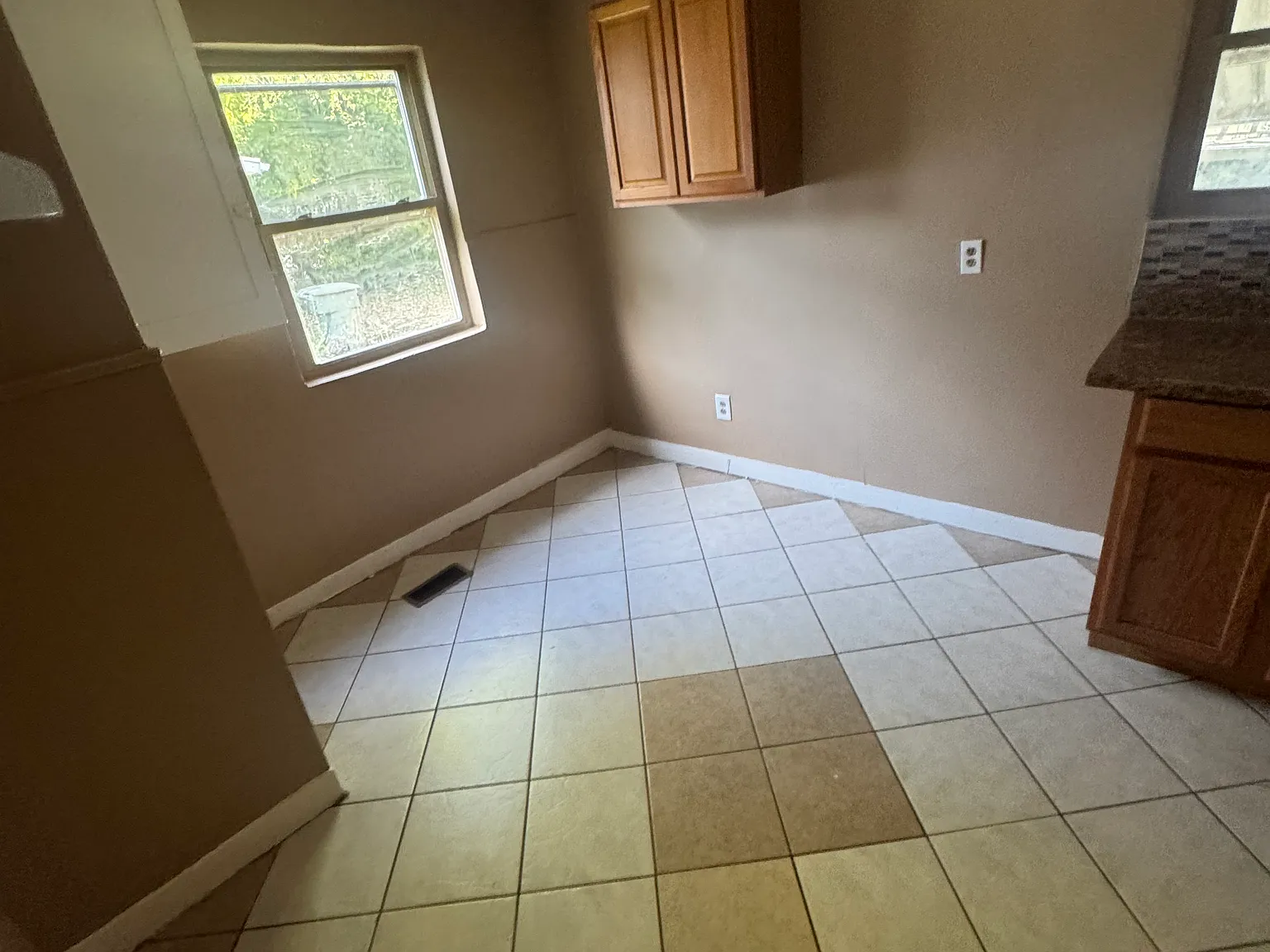 3 bed, 1036 sqft, $1,000 — Photo 4