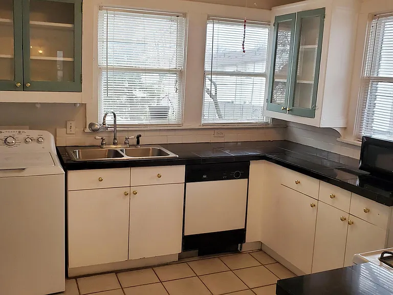 2111 N Fitzhugh Ave — Photo 8