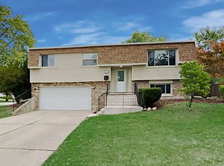 1965 Lancaster Ln, Wheaton, IL 60189