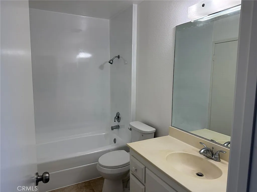3 bed, 2.5 bath, 1318 sqft, $3,600 — Photo 3