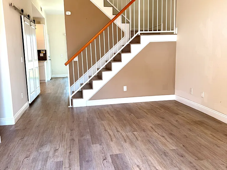 LIVING ROOM (1ST FOOR)