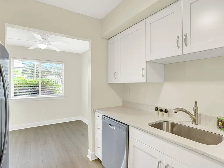 Twin Lakes Apartments — Photo 3