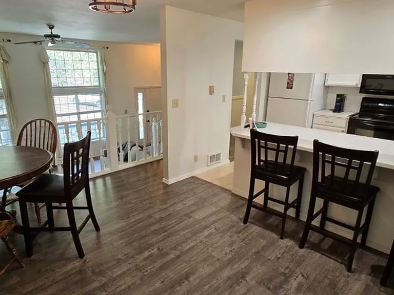 530 NW Carolyn Ln — Photo 10