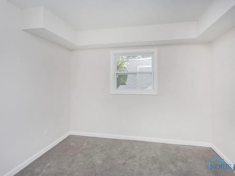421 E Streicher St — Photo 10