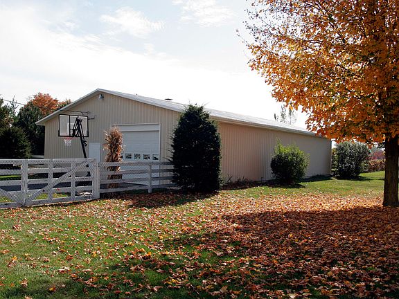 40 ft x 64 ft pole barn