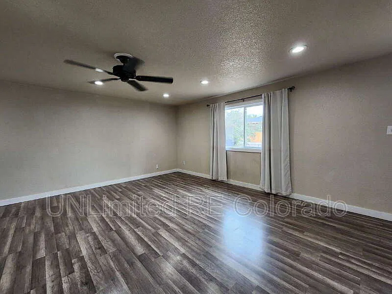 5 bed, 2.0 bath, 2194 sqft, $3,250 — Photo 4