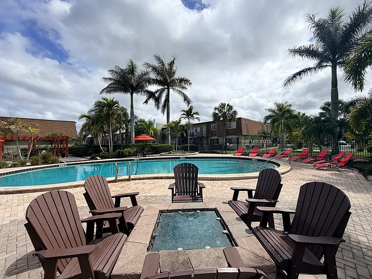 Park Pointe Apartments — Photo 9
