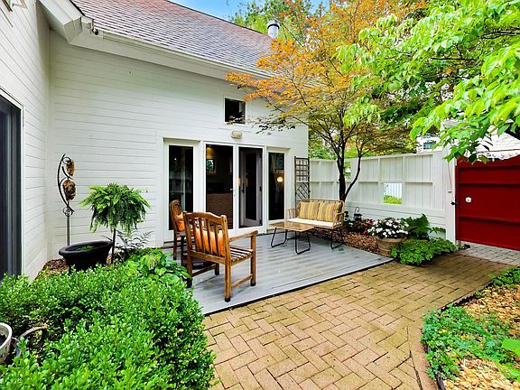 3rd image of 13 Tryon Farm Ln