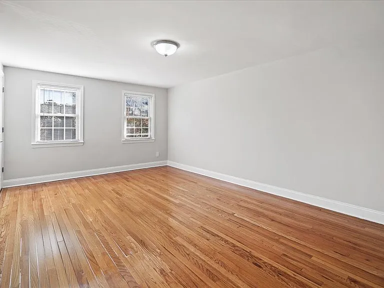 Spring Hill Apartments — Photo 25