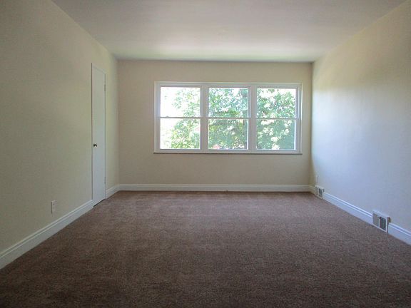 3rd image of 2502 Gladstone Cir Unit 202
