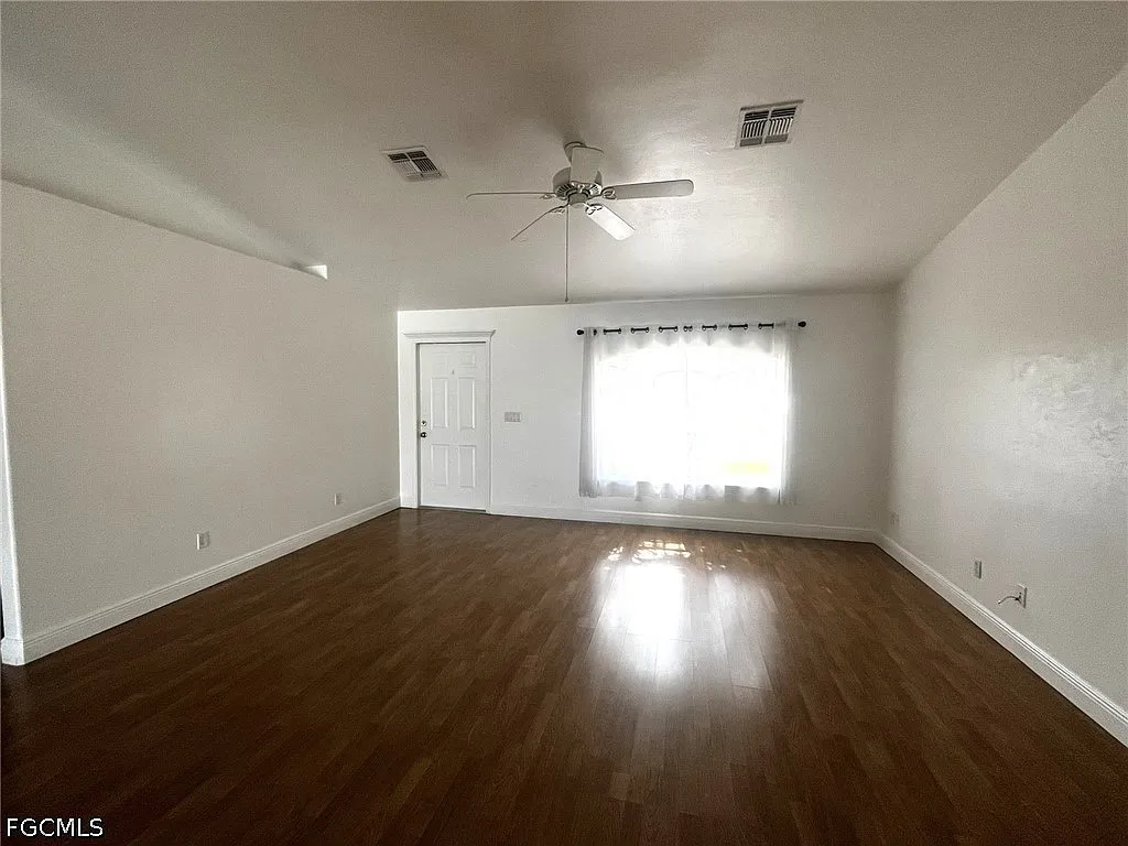 3 bed, 2.0 bath, 1388 sqft, $2,300 — Photo 4
