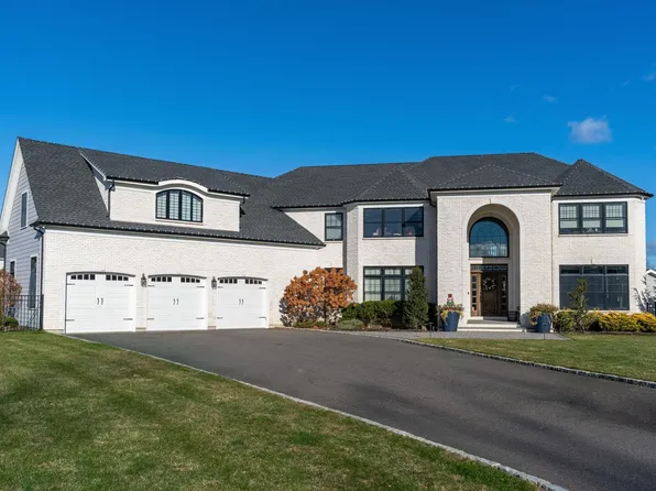 15 Fox Run, East Islip, NY 11730