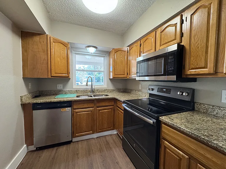 310 Longwood Dr — Photo 9