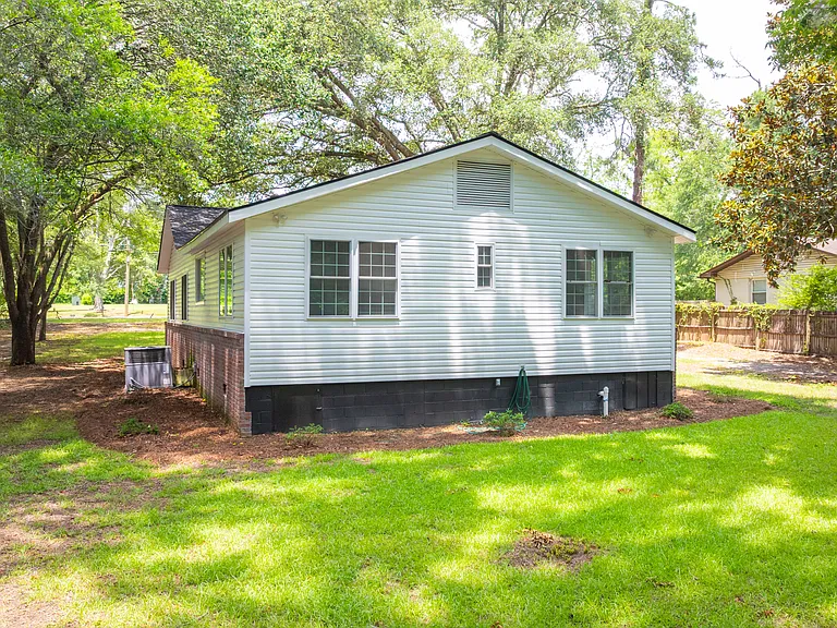 706 E Pinetree Blvd — Photo 18