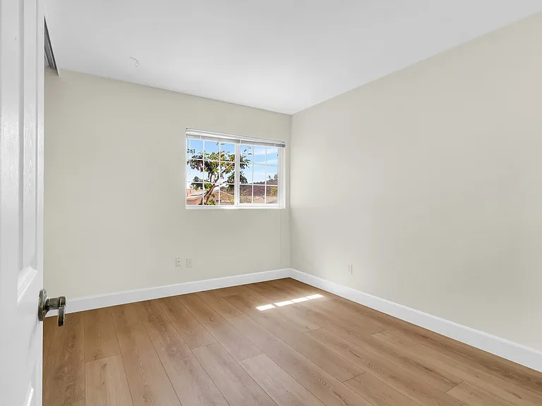 6246 Decanture St — Photo 14