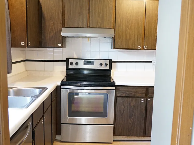 5037 Southwood Cir — Photo 1