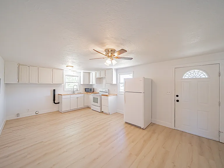 1170 1/2 Alameda Ave — Photo 2